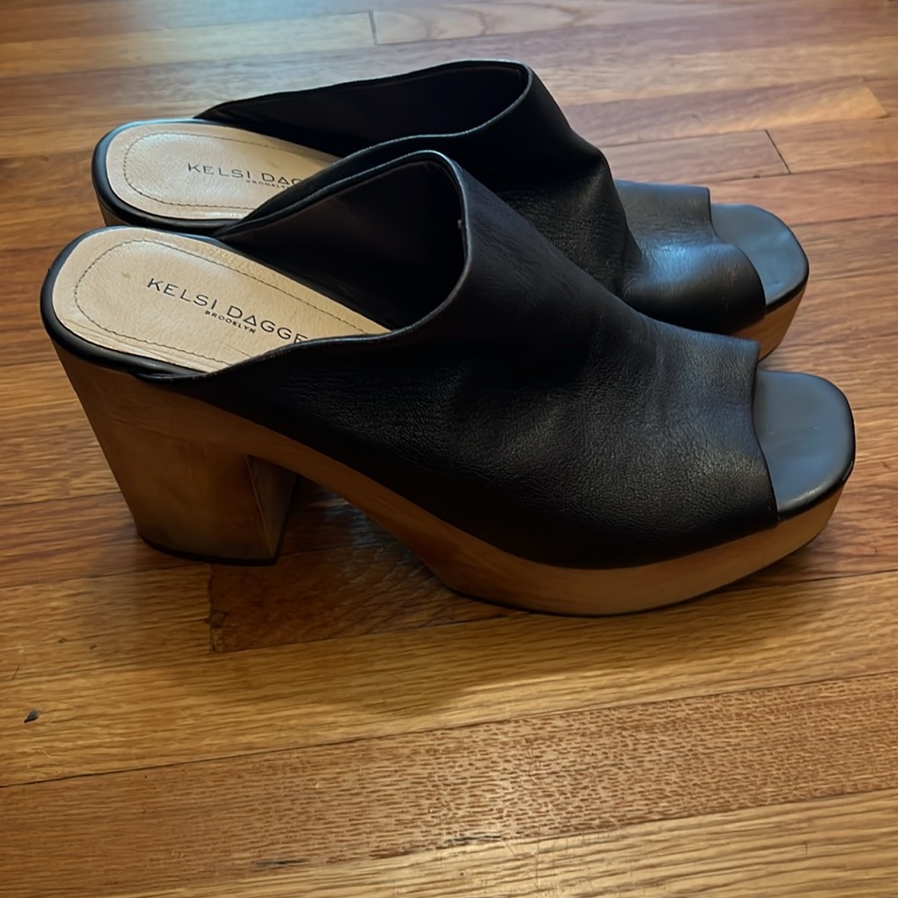 Kelsi Dagger Black/Wood heels